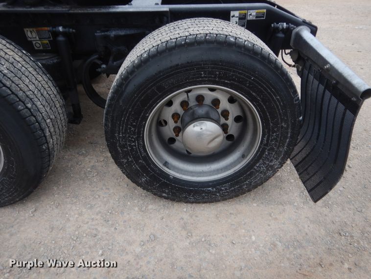 image for item HG9856 2017 Peterbilt 579  semi truck