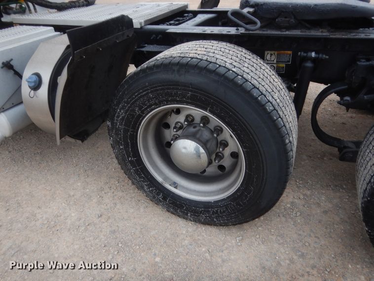 image for item HG9856 2017 Peterbilt 579  semi truck