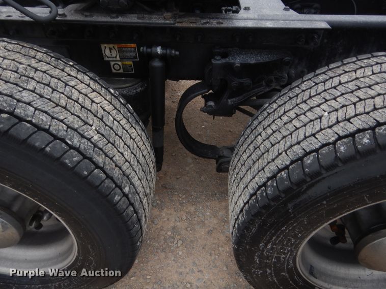 image for item HG9856 2017 Peterbilt 579  semi truck