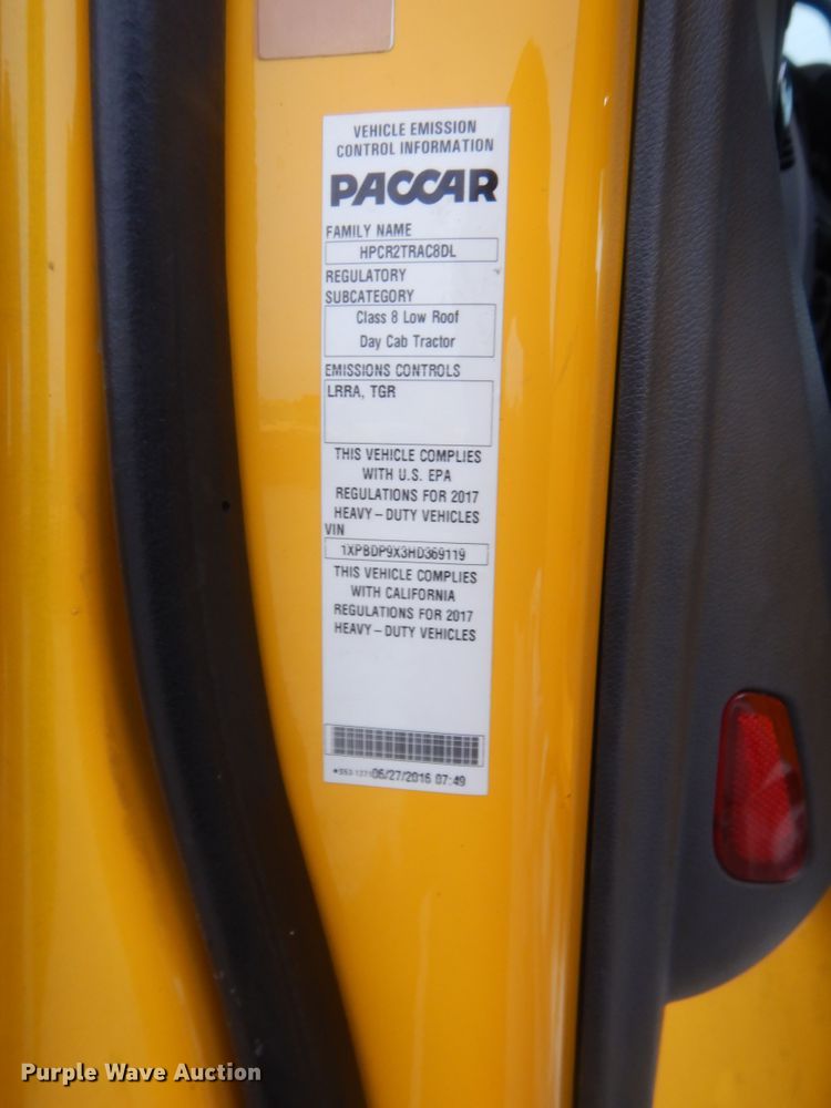 image for item HG9856 2017 Peterbilt 579  semi truck