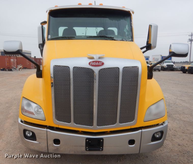 image for item HG9857 2017 Peterbilt 579  semi truck