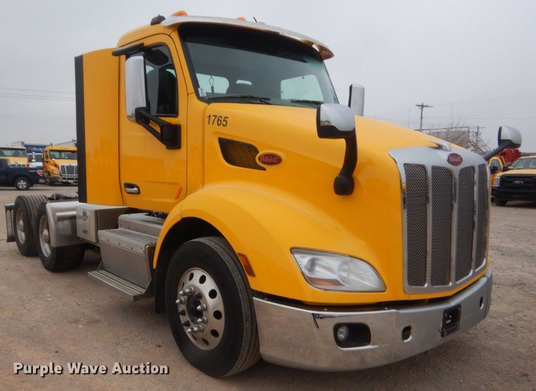 image for item HG9857 2017 Peterbilt 579  semi truck