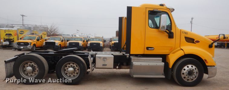 image for item HG9857 2017 Peterbilt 579  semi truck