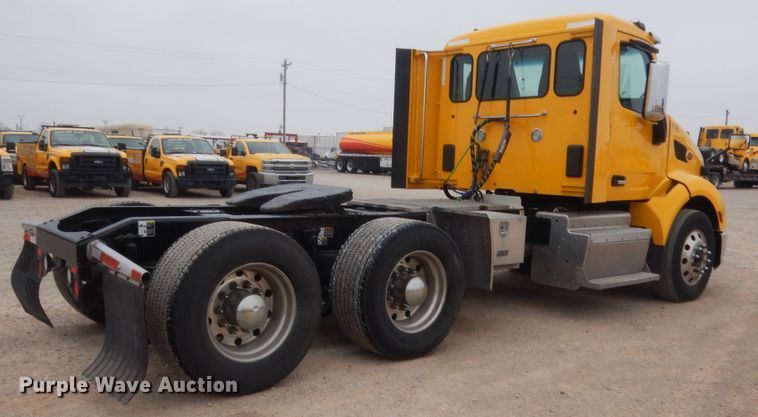 image for item HG9857 2017 Peterbilt 579  semi truck