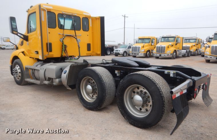 image for item HG9857 2017 Peterbilt 579  semi truck