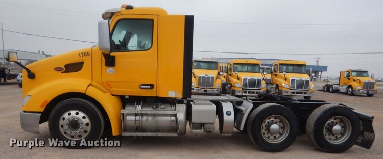 image for item HG9857 2017 Peterbilt 579  semi truck