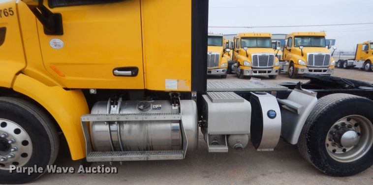 image for item HG9857 2017 Peterbilt 579  semi truck