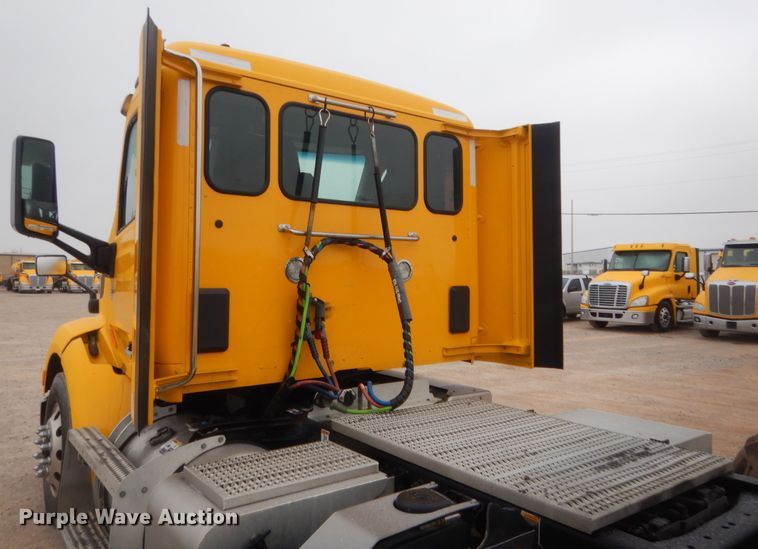 image for item HG9857 2017 Peterbilt 579  semi truck