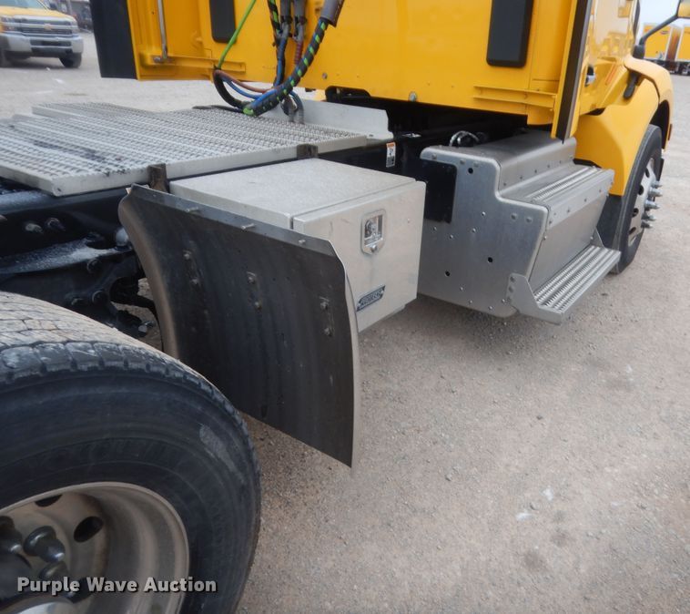 image for item HG9857 2017 Peterbilt 579  semi truck