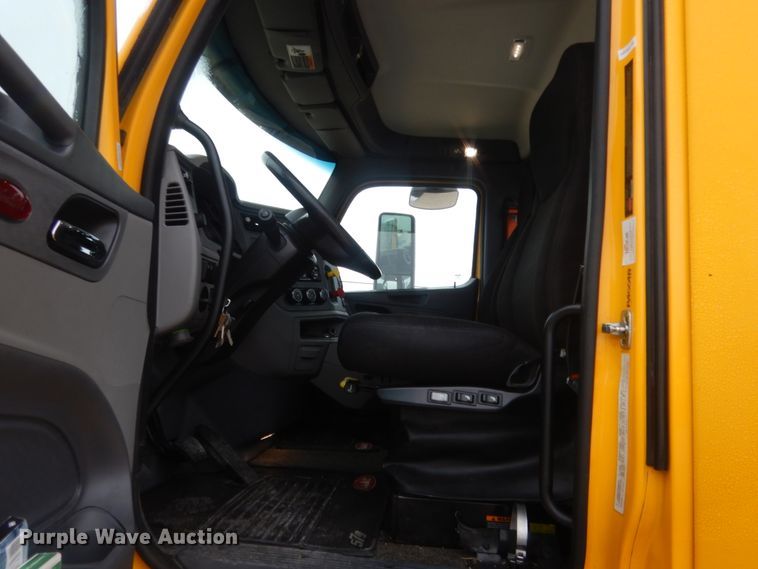 image for item HG9857 2017 Peterbilt 579  semi truck