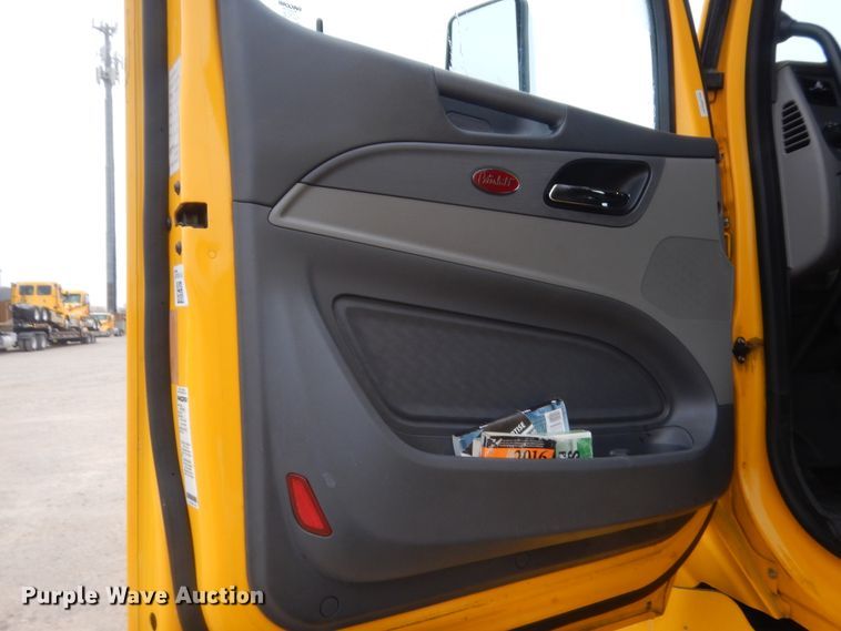 image for item HG9857 2017 Peterbilt 579  semi truck