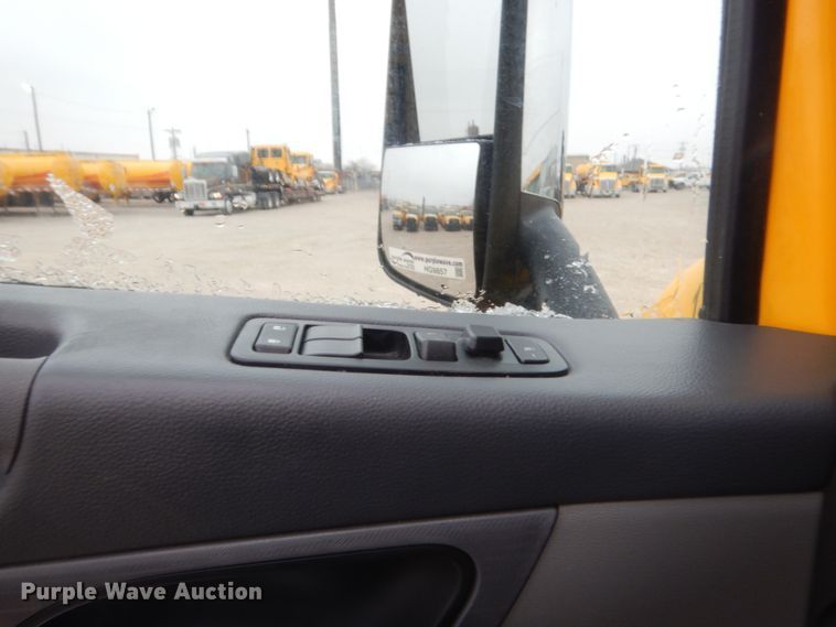 image for item HG9857 2017 Peterbilt 579  semi truck