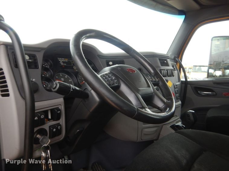 image for item HG9857 2017 Peterbilt 579  semi truck