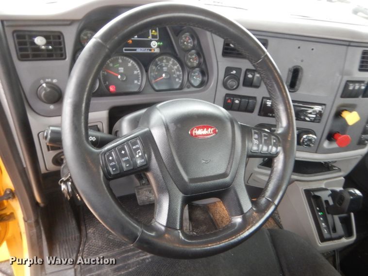 image for item HG9857 2017 Peterbilt 579  semi truck