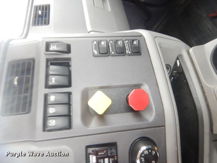 image for item HG9857 2017 Peterbilt 579  semi truck