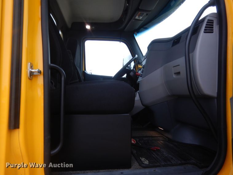 image for item HG9857 2017 Peterbilt 579  semi truck