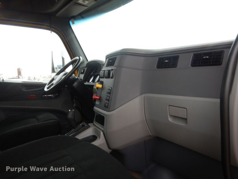 image for item HG9857 2017 Peterbilt 579  semi truck