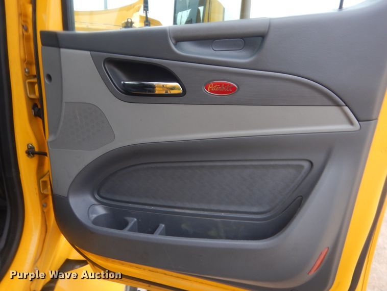 image for item HG9857 2017 Peterbilt 579  semi truck