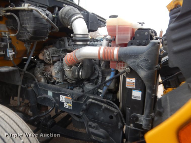 image for item HG9857 2017 Peterbilt 579  semi truck