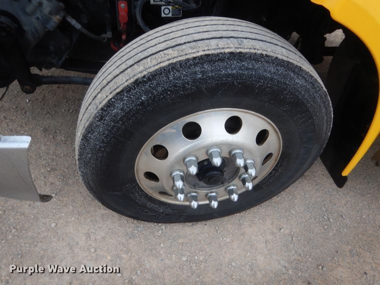 image for item HG9857 2017 Peterbilt 579  semi truck