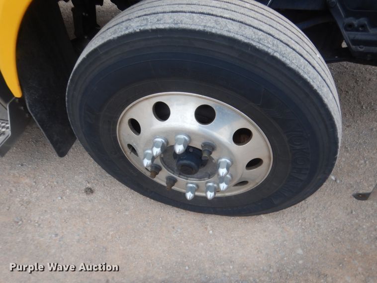 image for item HG9857 2017 Peterbilt 579  semi truck