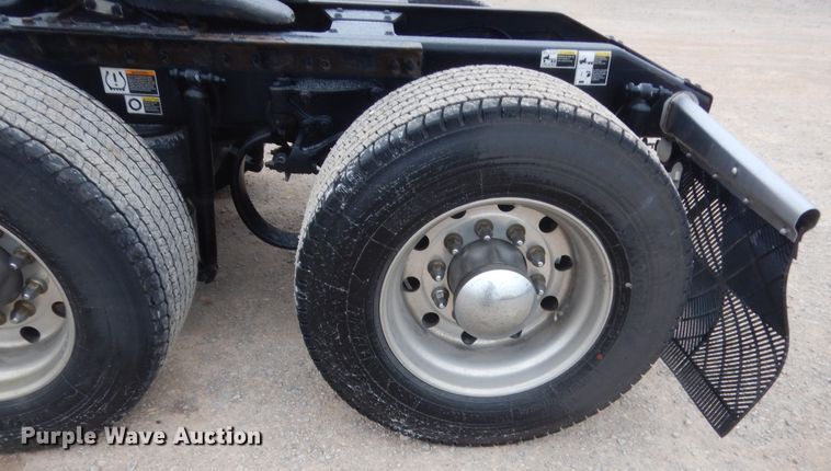 image for item HG9857 2017 Peterbilt 579  semi truck