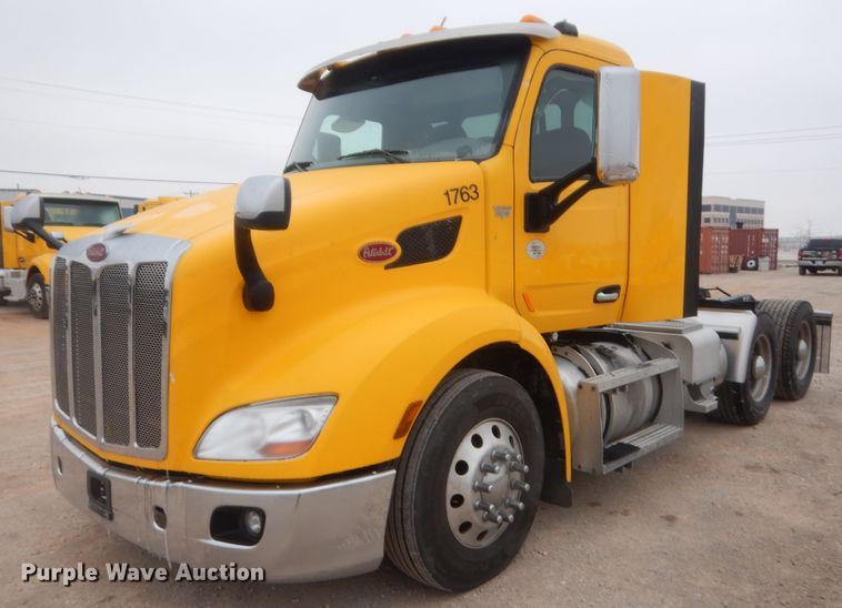 image for item HG9858 2017 Peterbilt 579  semi truck