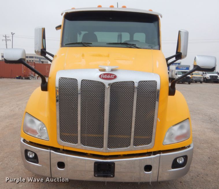 image for item HG9858 2017 Peterbilt 579  semi truck