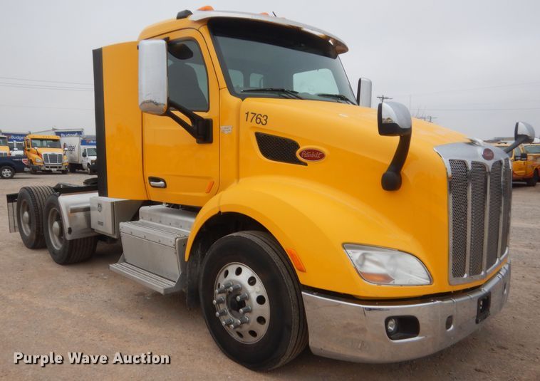 image for item HG9858 2017 Peterbilt 579  semi truck