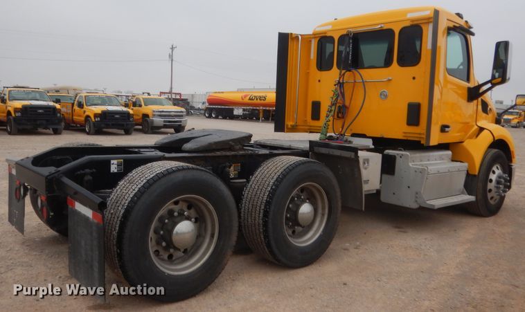 image for item HG9858 2017 Peterbilt 579  semi truck