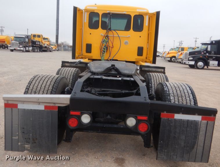 image for item HG9858 2017 Peterbilt 579  semi truck