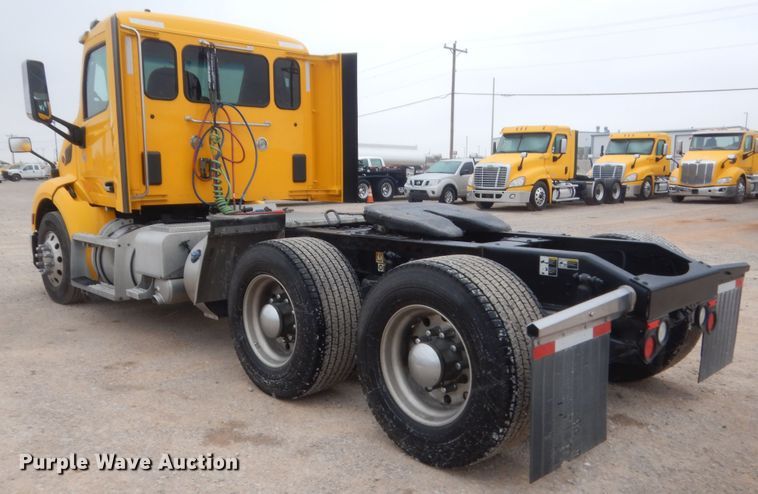 image for item HG9858 2017 Peterbilt 579  semi truck