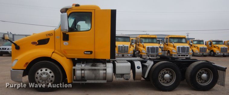 image for item HG9858 2017 Peterbilt 579  semi truck