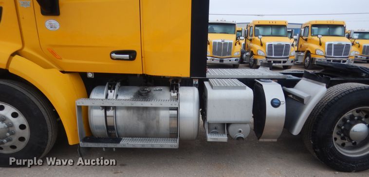 image for item HG9858 2017 Peterbilt 579  semi truck