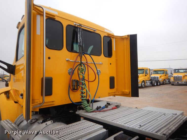 image for item HG9858 2017 Peterbilt 579  semi truck