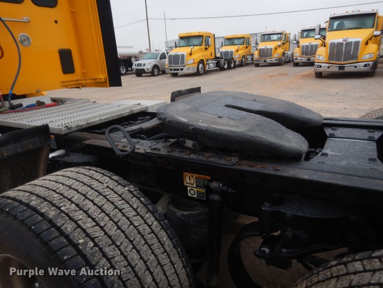 image for item HG9858 2017 Peterbilt 579  semi truck