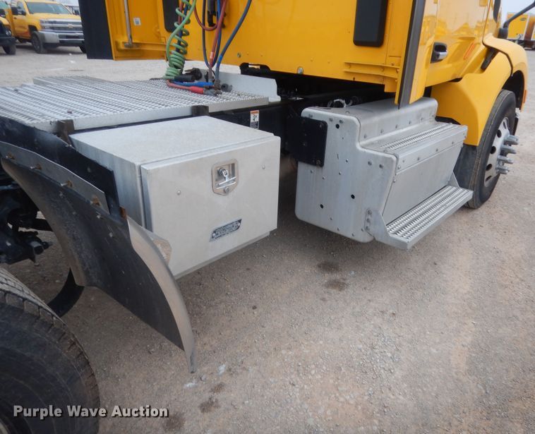 image for item HG9858 2017 Peterbilt 579  semi truck