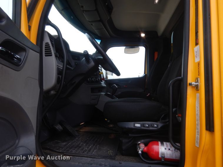 image for item HG9858 2017 Peterbilt 579  semi truck