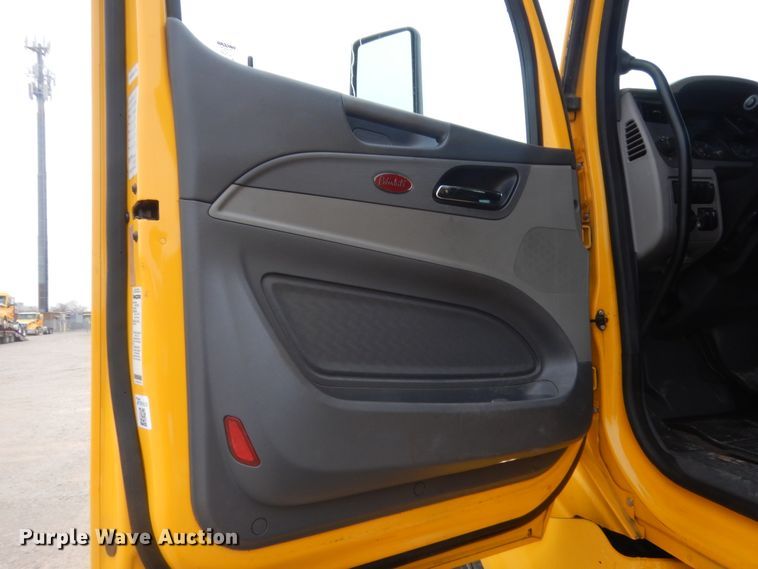 image for item HG9858 2017 Peterbilt 579  semi truck