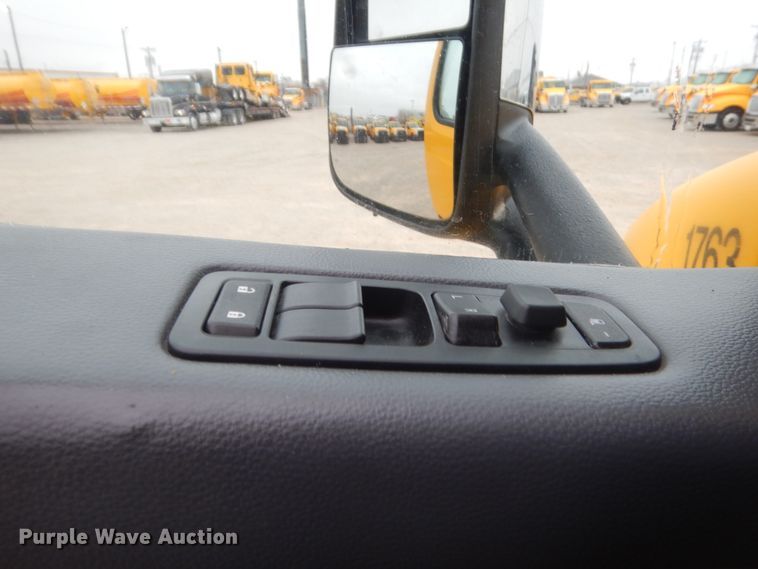 image for item HG9858 2017 Peterbilt 579  semi truck