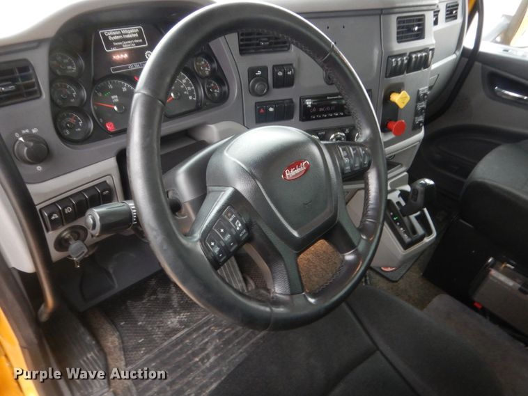 image for item HG9858 2017 Peterbilt 579  semi truck