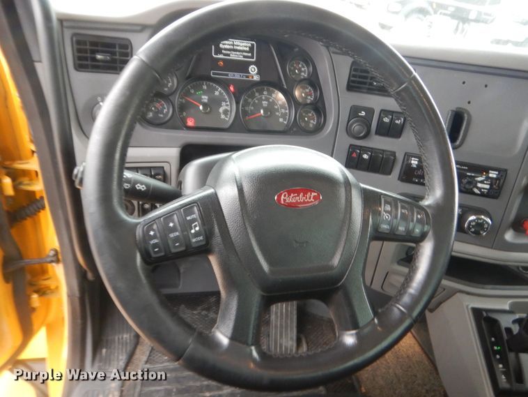 image for item HG9858 2017 Peterbilt 579  semi truck