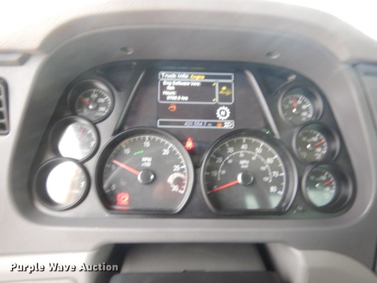 image for item HG9858 2017 Peterbilt 579  semi truck