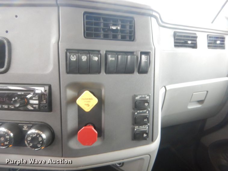 image for item HG9858 2017 Peterbilt 579  semi truck