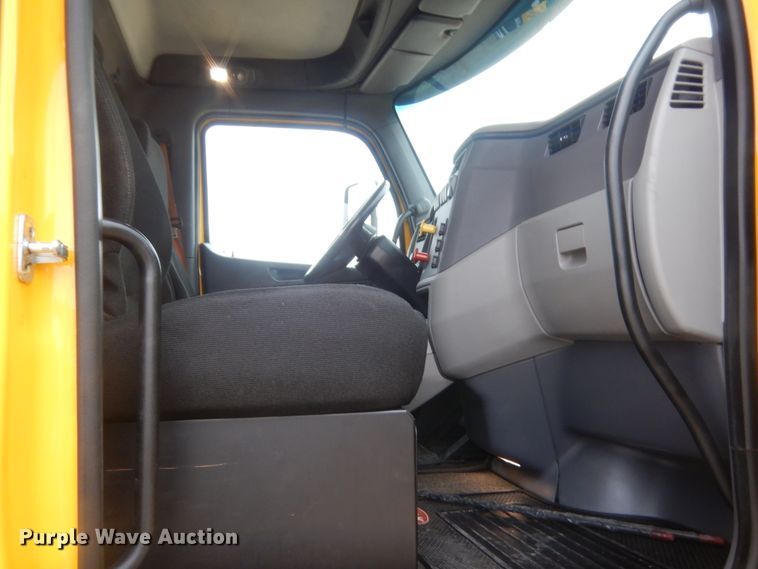 image for item HG9858 2017 Peterbilt 579  semi truck