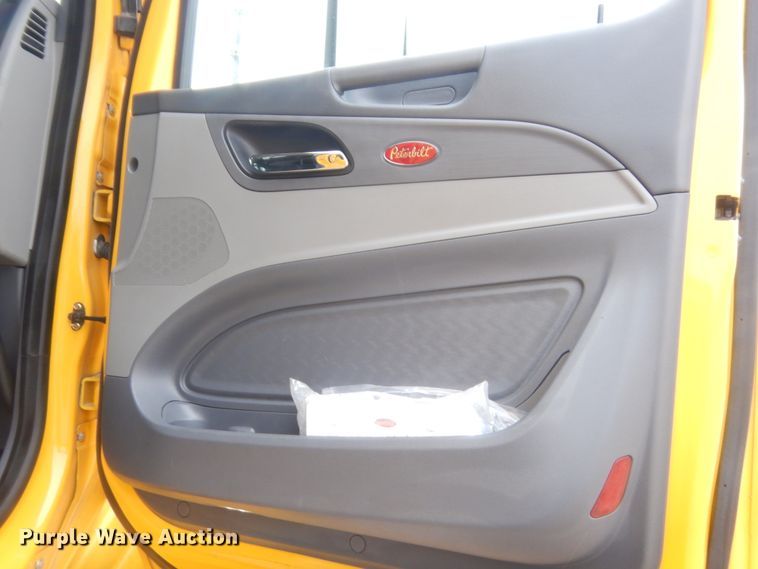 image for item HG9858 2017 Peterbilt 579  semi truck