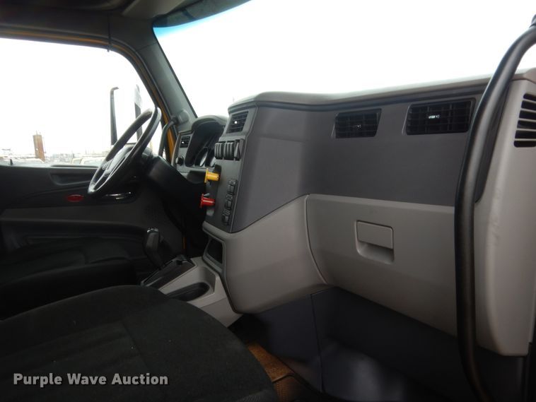 image for item HG9858 2017 Peterbilt 579  semi truck