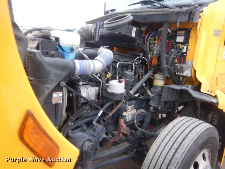 image for item HG9858 2017 Peterbilt 579  semi truck