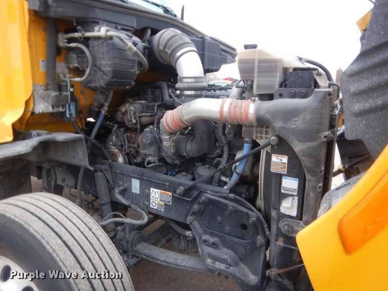 image for item HG9858 2017 Peterbilt 579  semi truck