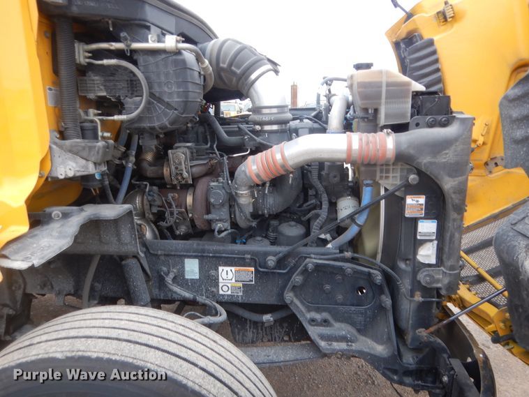 image for item HG9858 2017 Peterbilt 579  semi truck